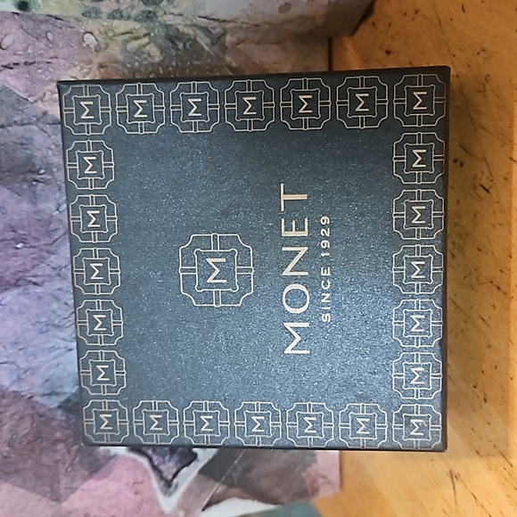 MONET Jewelry Set Heart Necklace and Studs Earrings Set Gold Tone Chain NIB - Picture 5 of 5